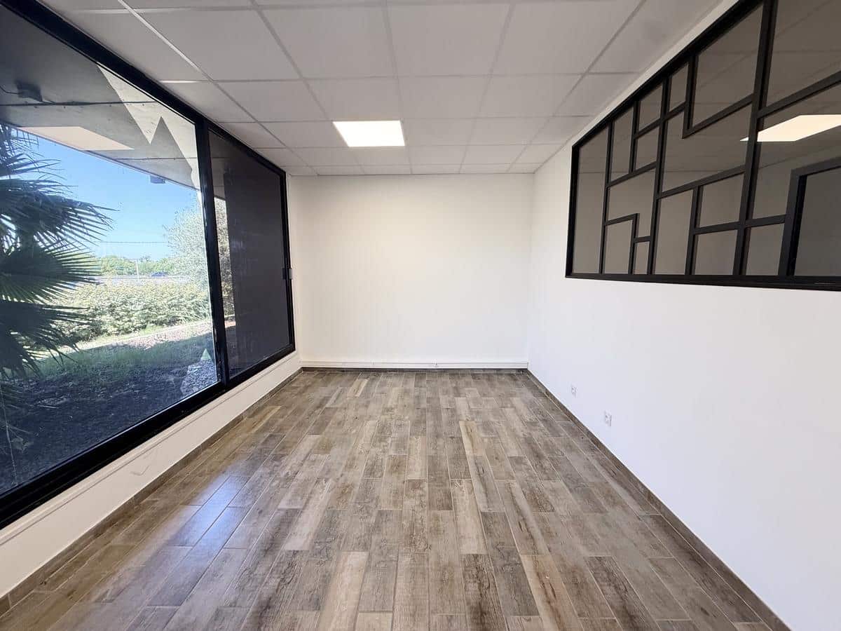 Commercial premises of 180 m2 completely renovated – Les Pennes M