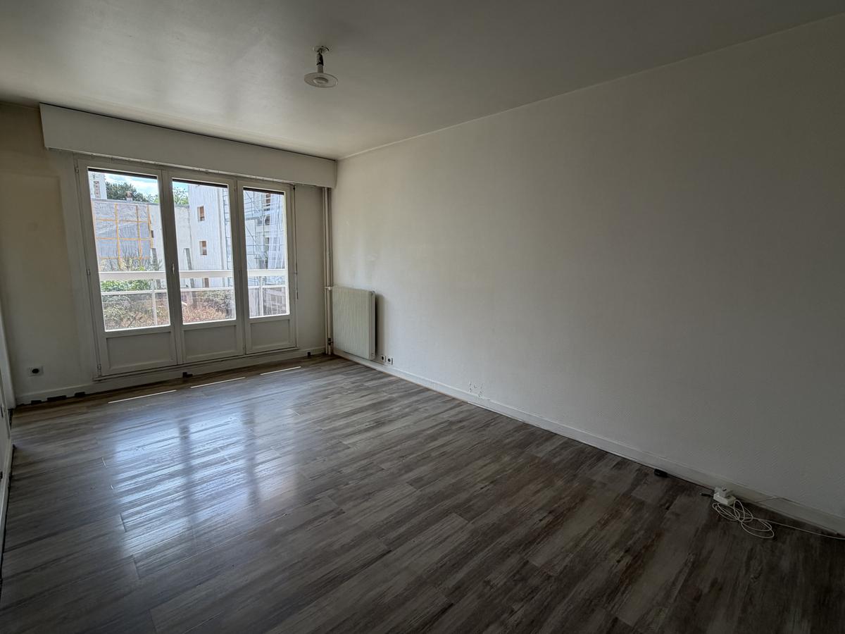 20ème GAMBETTA/ PERE LACHAISE : STUDIO À VENDRE AVEC BALCON