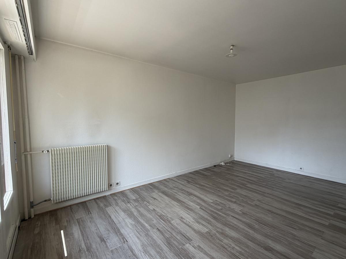 20ème GAMBETTA/ PERE LACHAISE : STUDIO À VENDRE AVEC BALCON