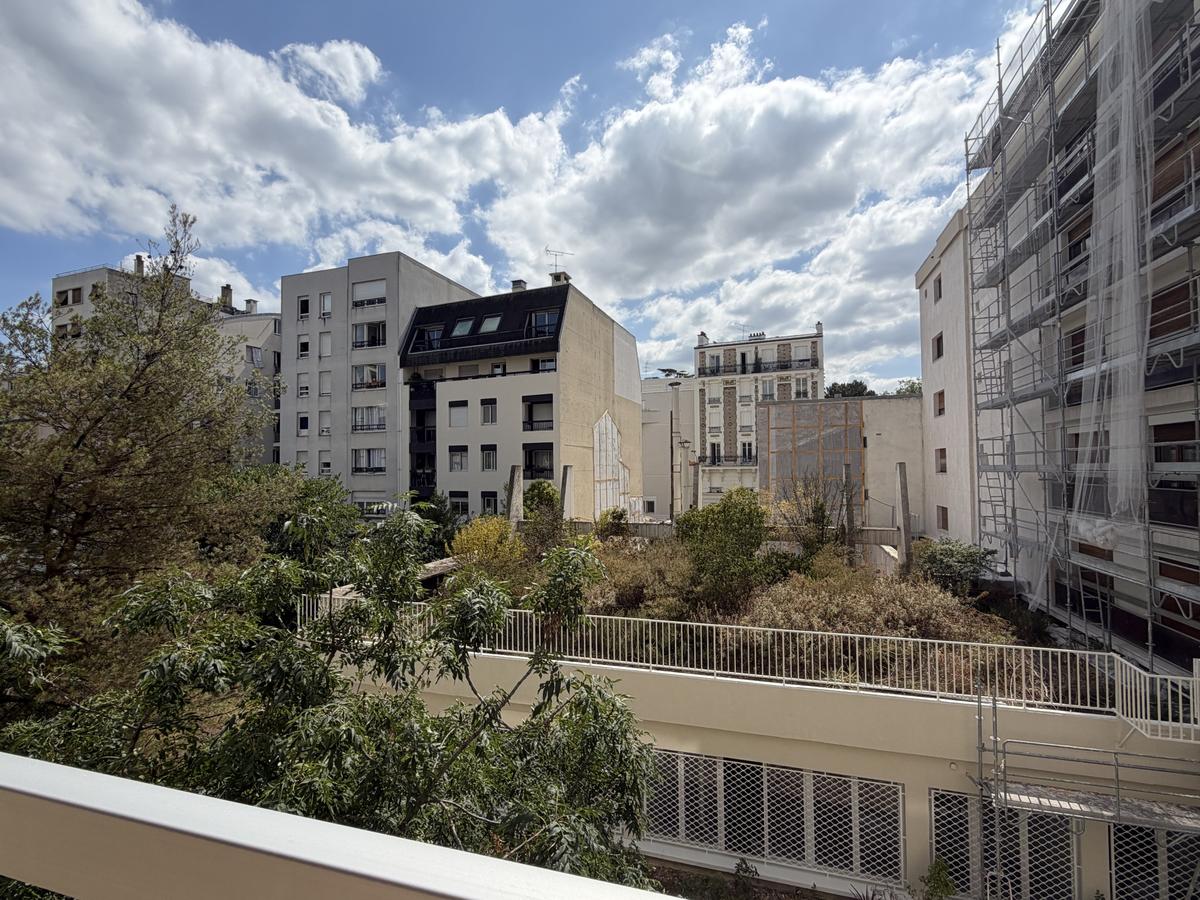 20ème GAMBETTA/ PERE LACHAISE : STUDIO À VENDRE AVEC BALCON