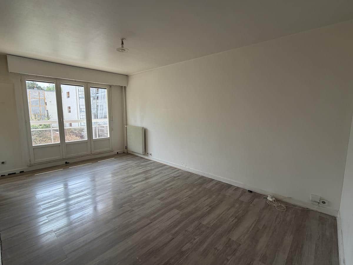 20th GAMBETTA/PERE LACHAISE: STUDIO FOR SALE WITH BALCONY