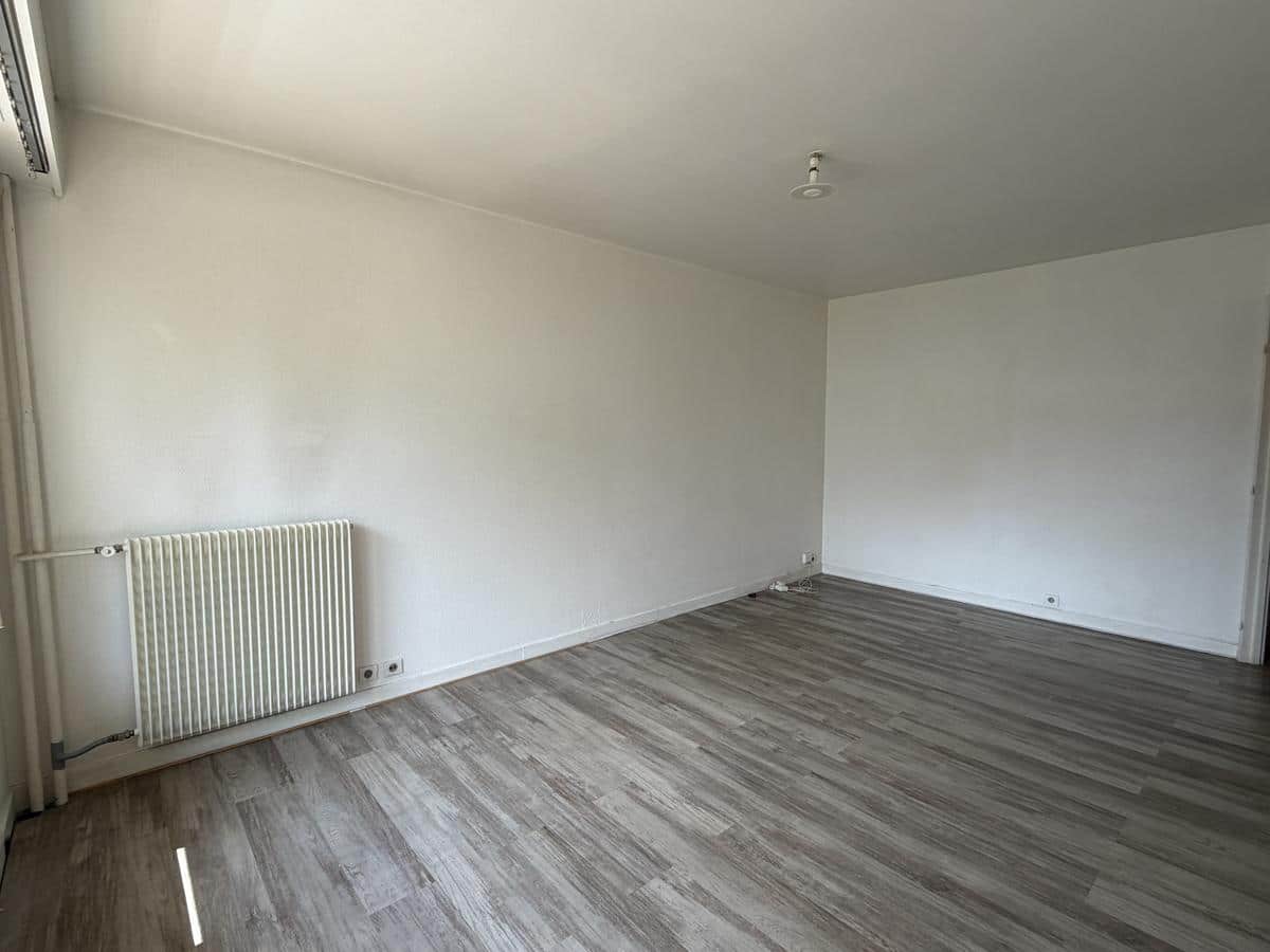 20th GAMBETTA/PERE LACHAISE: STUDIO FOR SALE WITH BALCONY