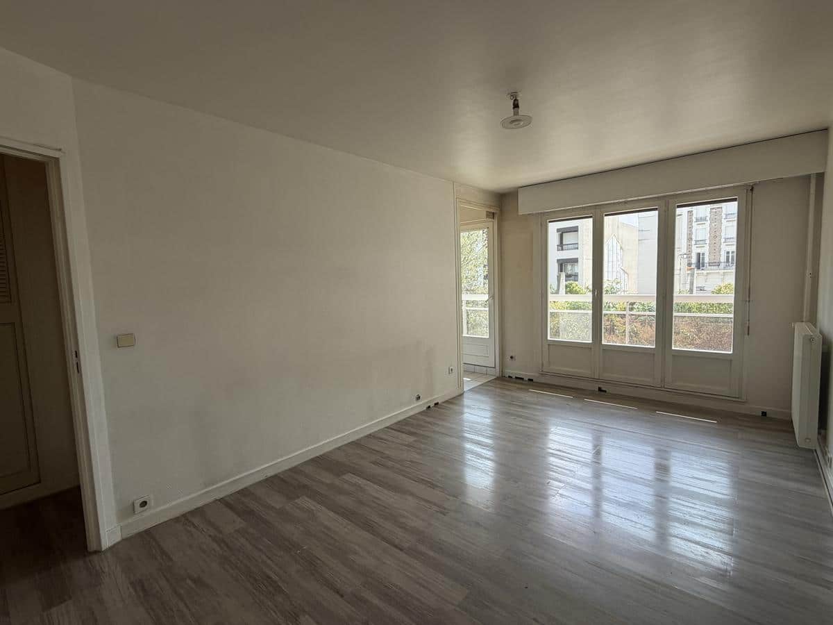 20th GAMBETTA/PERE LACHAISE: STUDIO FOR SALE WITH BALCONY