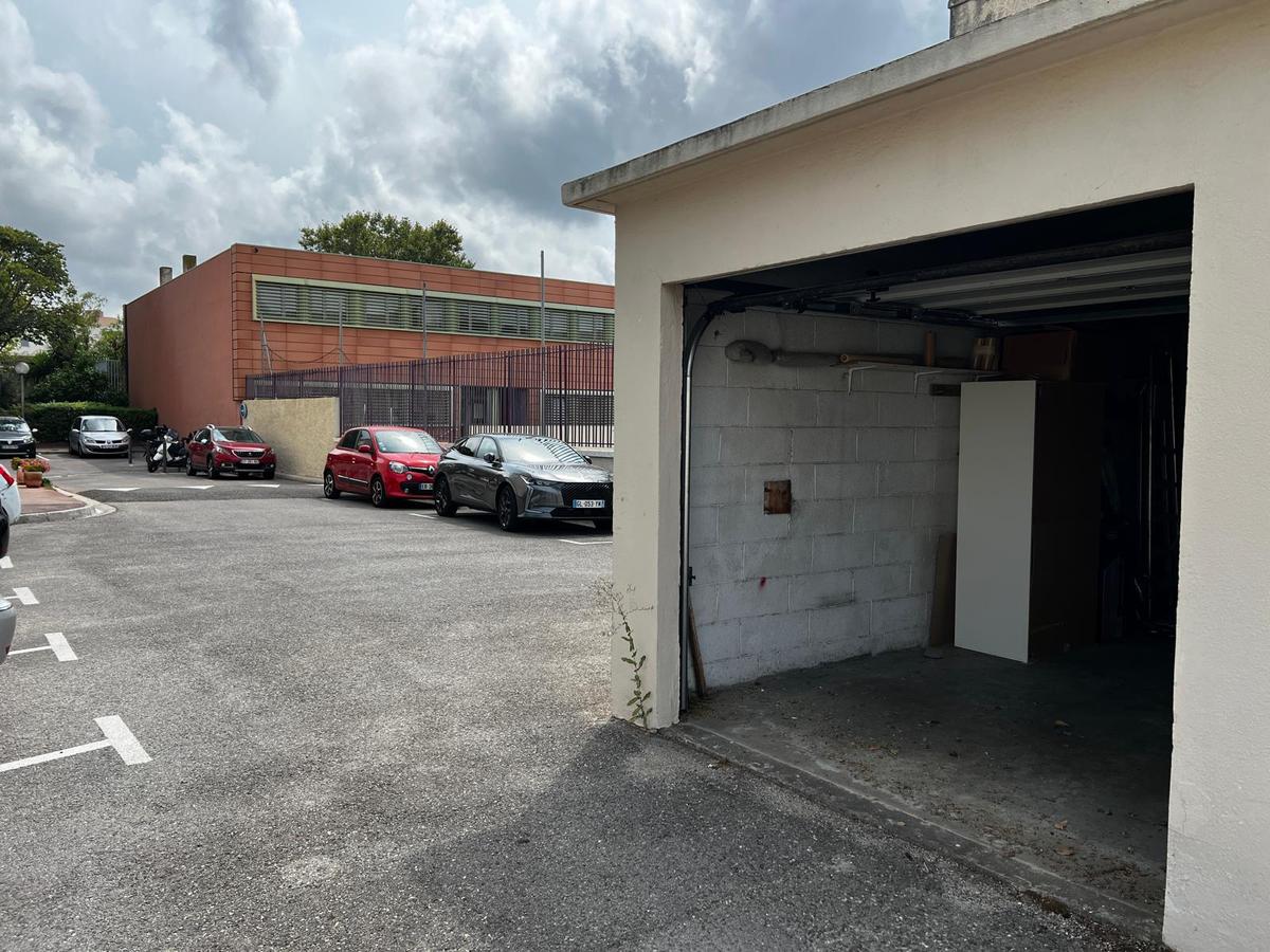 Box 15 m2 sécurisé, copropriété Le Clemenceau