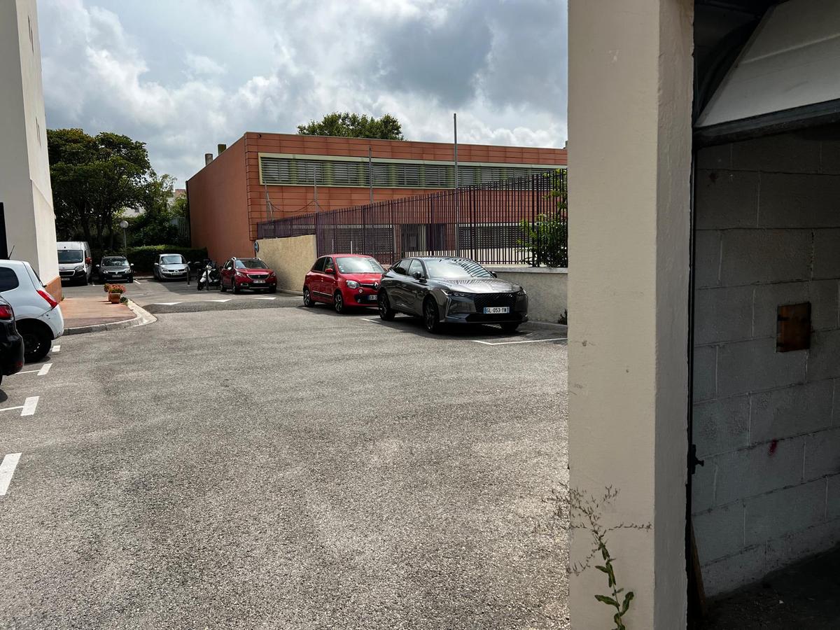 Secure box 15 m2, Le Clemenceau co-ownership