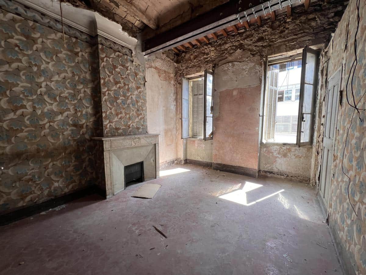 Marseille 13006 rue Aldebert Crossing apartment in Ren