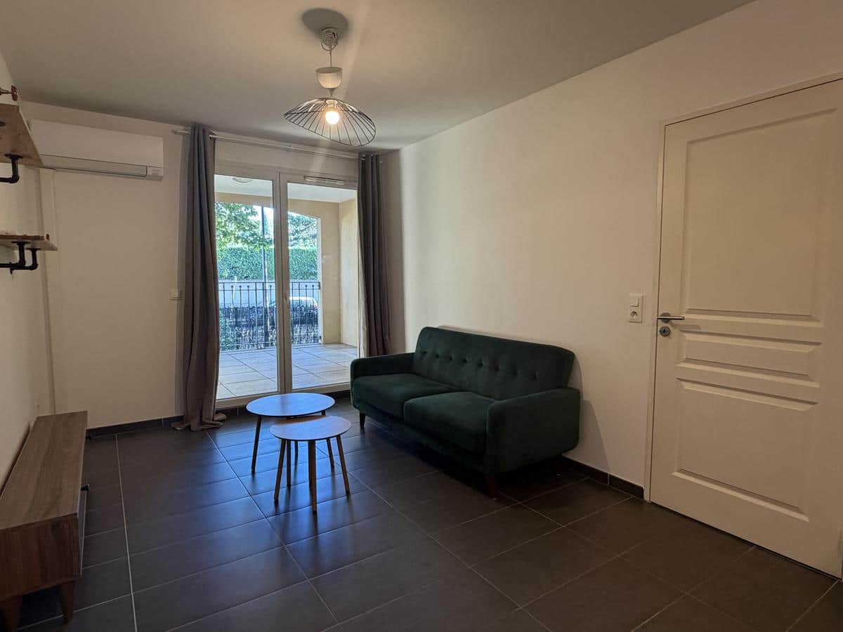 PONT DE L'ARC / OPPOSITE THE TOWN HALL: FURNISHED 2-ROOM APARTMENT WITH PARKING
