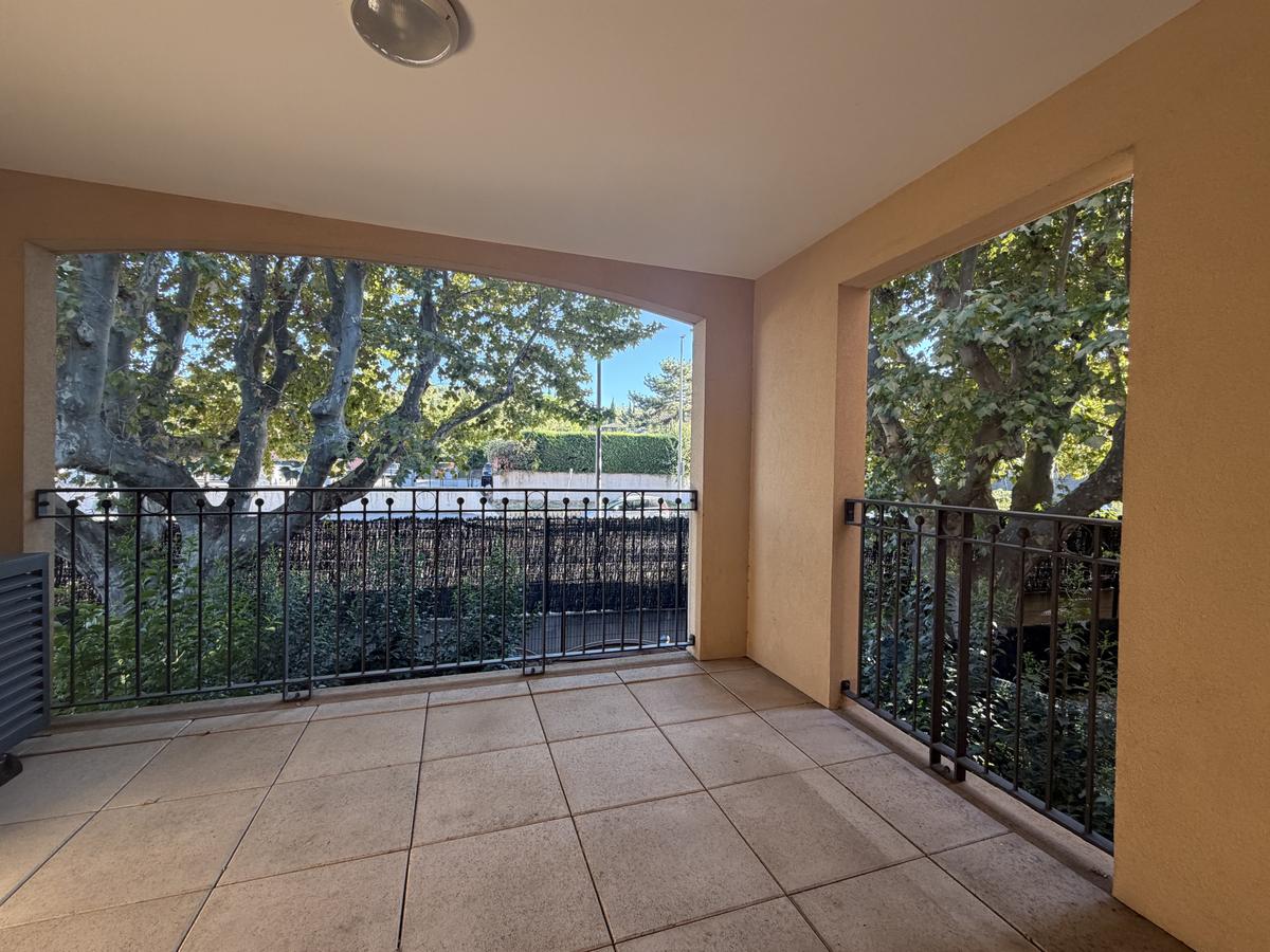 PONT DE L'ARC / OPPOSITE THE TOWN HALL: FURNISHED 2-ROOM APARTMENT WITH PARKING