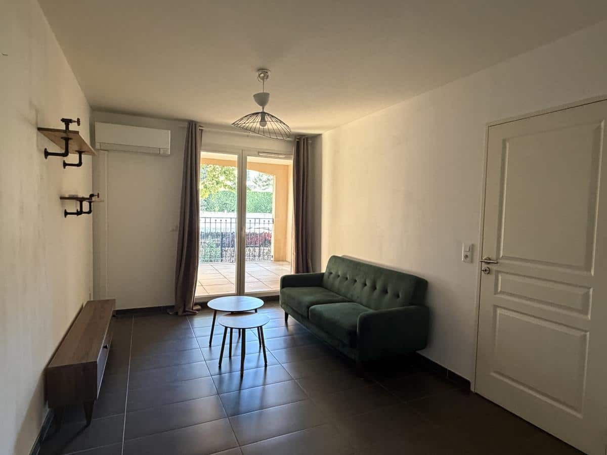 PONT DE L'ARC / OPPOSITE THE TOWN HALL: FURNISHED 2-ROOM APARTMENT WITH PARKING
