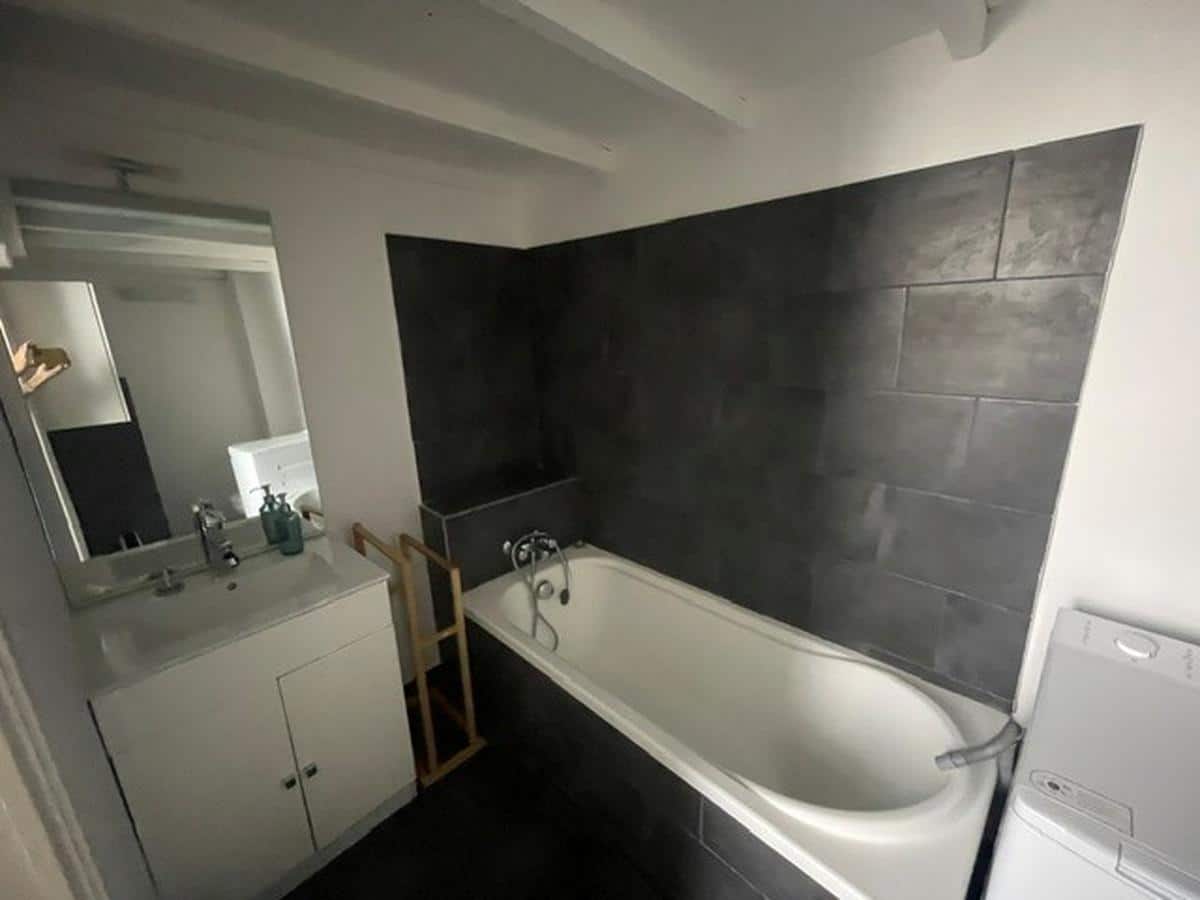 VAUVENARGUES STREET / CITY CENTER: COMPLETELY RENOVATED APARTMENT
