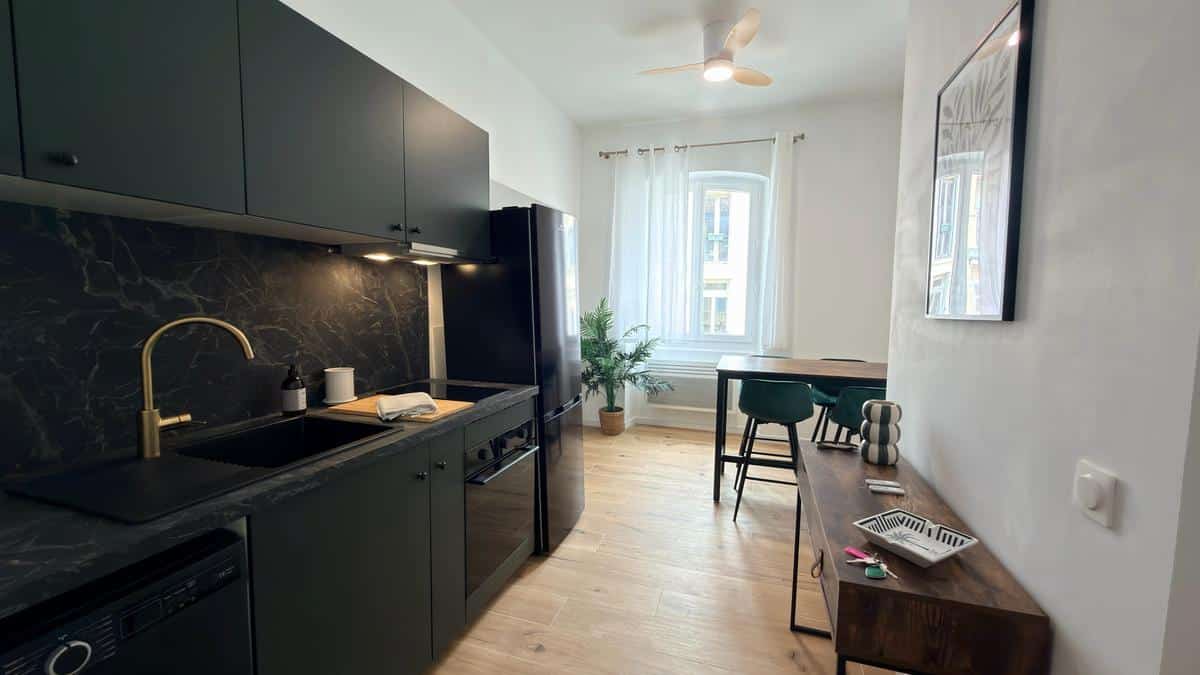 FURNISHED STUDIO – PROX VIEUX PORT – RUE SAINTE / RUE PARADI