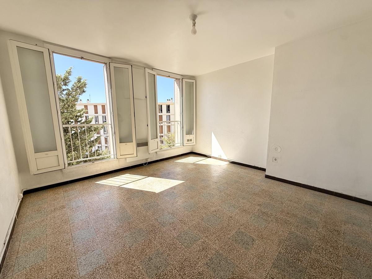 Type 3 of 55 m2 + loggia Marseille 9th.