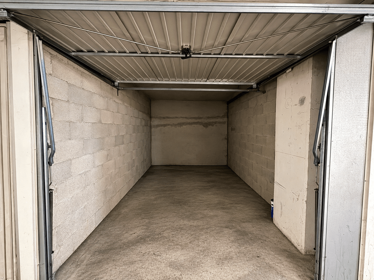 Closed garage of 14 m2 Marseille 8th