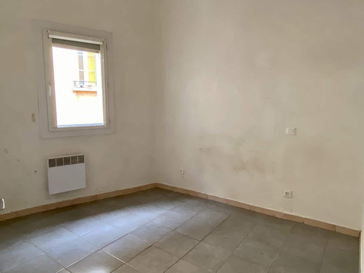 Unfurnished 1-bedroom apartment in the city center – Rue de la Couronne