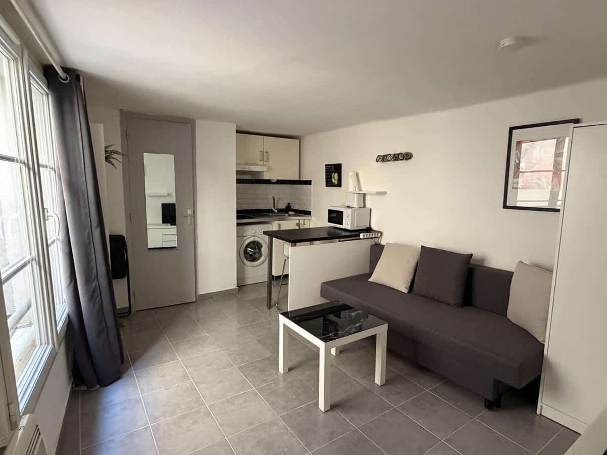 Furnished studio in a quiet location on Rue de l'Ecole