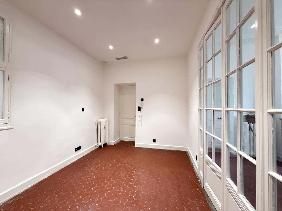 Professional premises / office of 25 m2 Marseille 8th