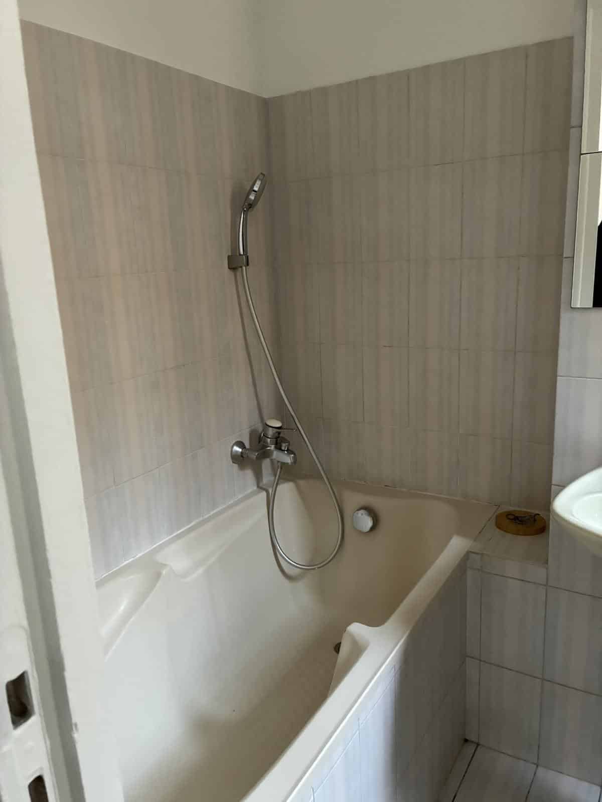 19th PLACE DES FÊTES / RUE DES BOIS: FURNISHED APARTMENT