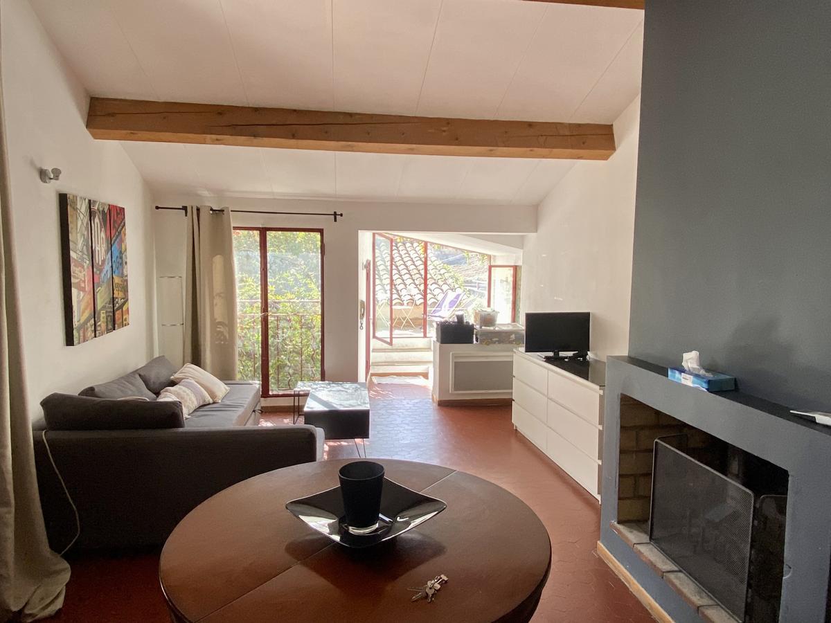 BEAU T2 MEUBLE CENTRE VILLE EN DUPLEX AVEC TERRASSE Rue Pui