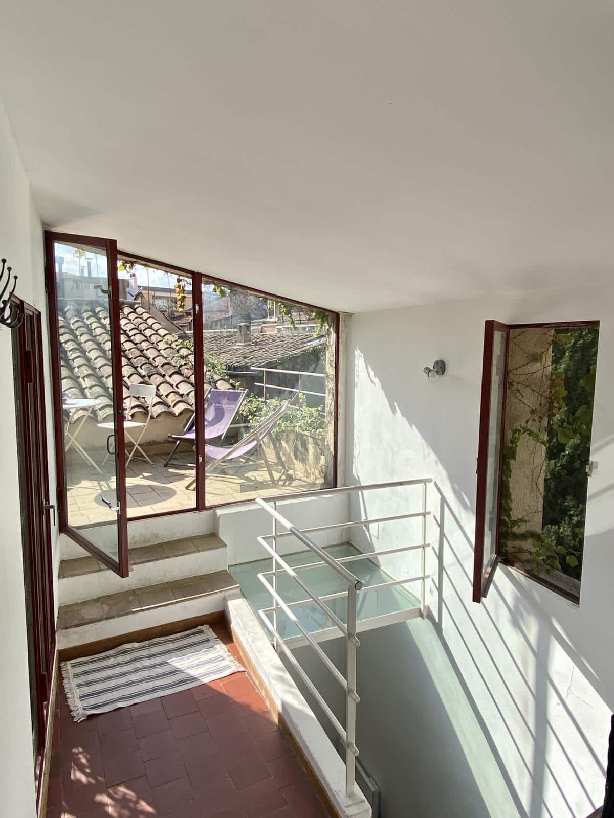 BEAUTIFUL FURNISHED 1-BEDROOM DUPLEX APARTMENT IN CITY CENTRE WITH TERRACE Rue Pui