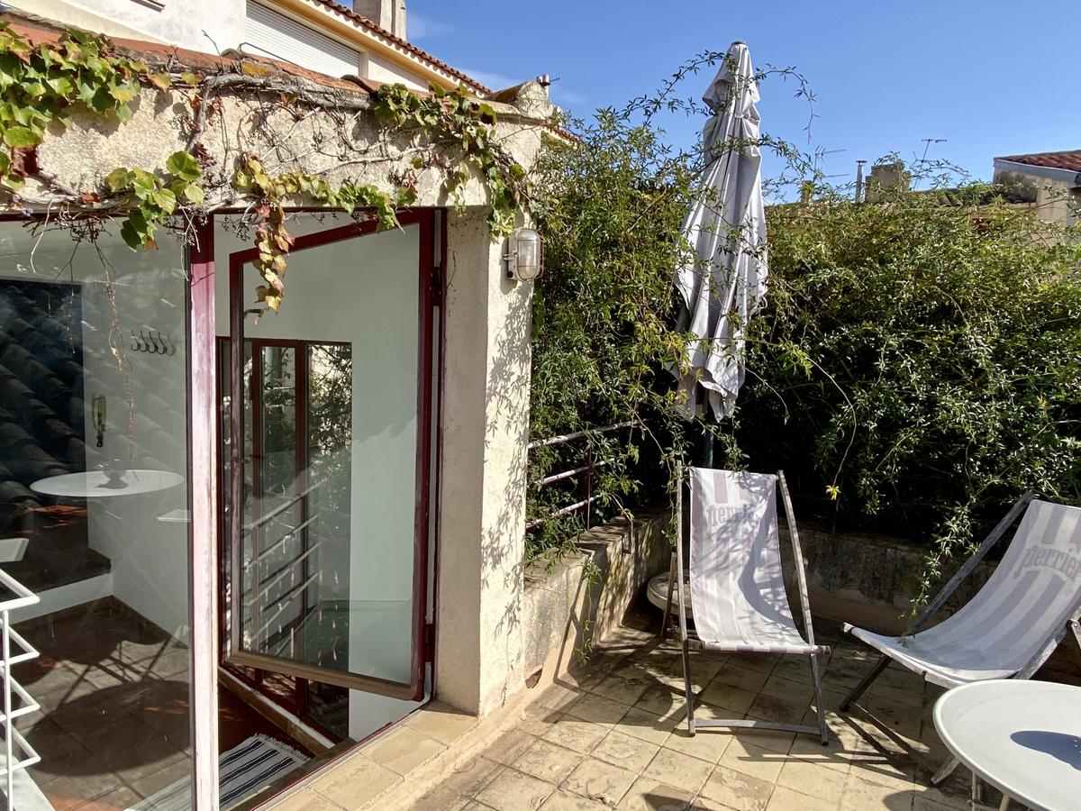 BEAUTIFUL FURNISHED 1-BEDROOM DUPLEX APARTMENT IN CITY CENTRE WITH TERRACE Rue Pui