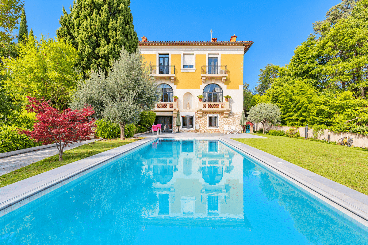 maison de 516 m2 avec piscine sur terrain de 1125 m2