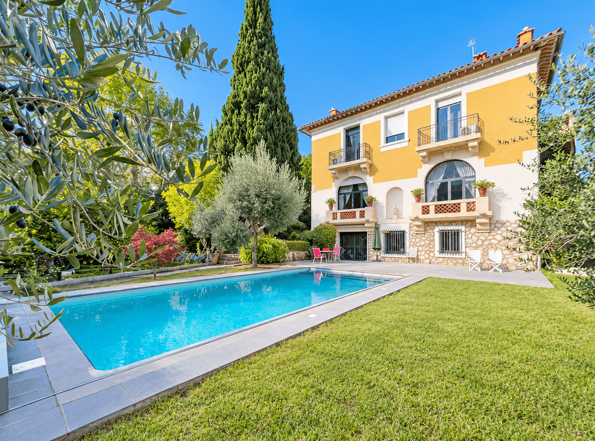 house of 516 m2 with swimming pool on land of 1125 m2