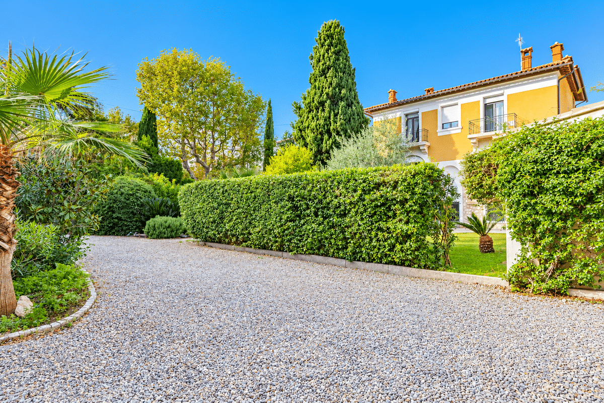 house of 516 m2 with swimming pool on land of 1125 m2