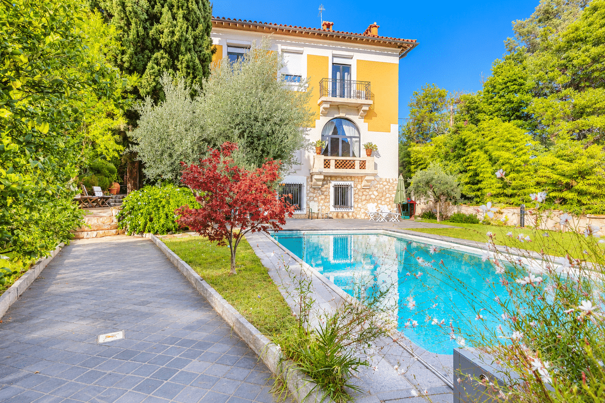 house of 516 m2 with swimming pool on land of 1125 m2